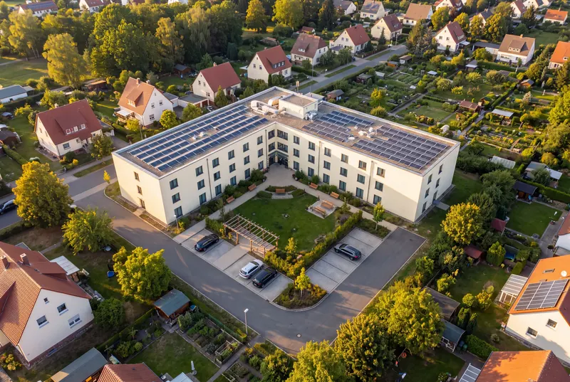 Pflegeheim mit Photovoltaikdach, Garten und Parkplatz aus der Luft